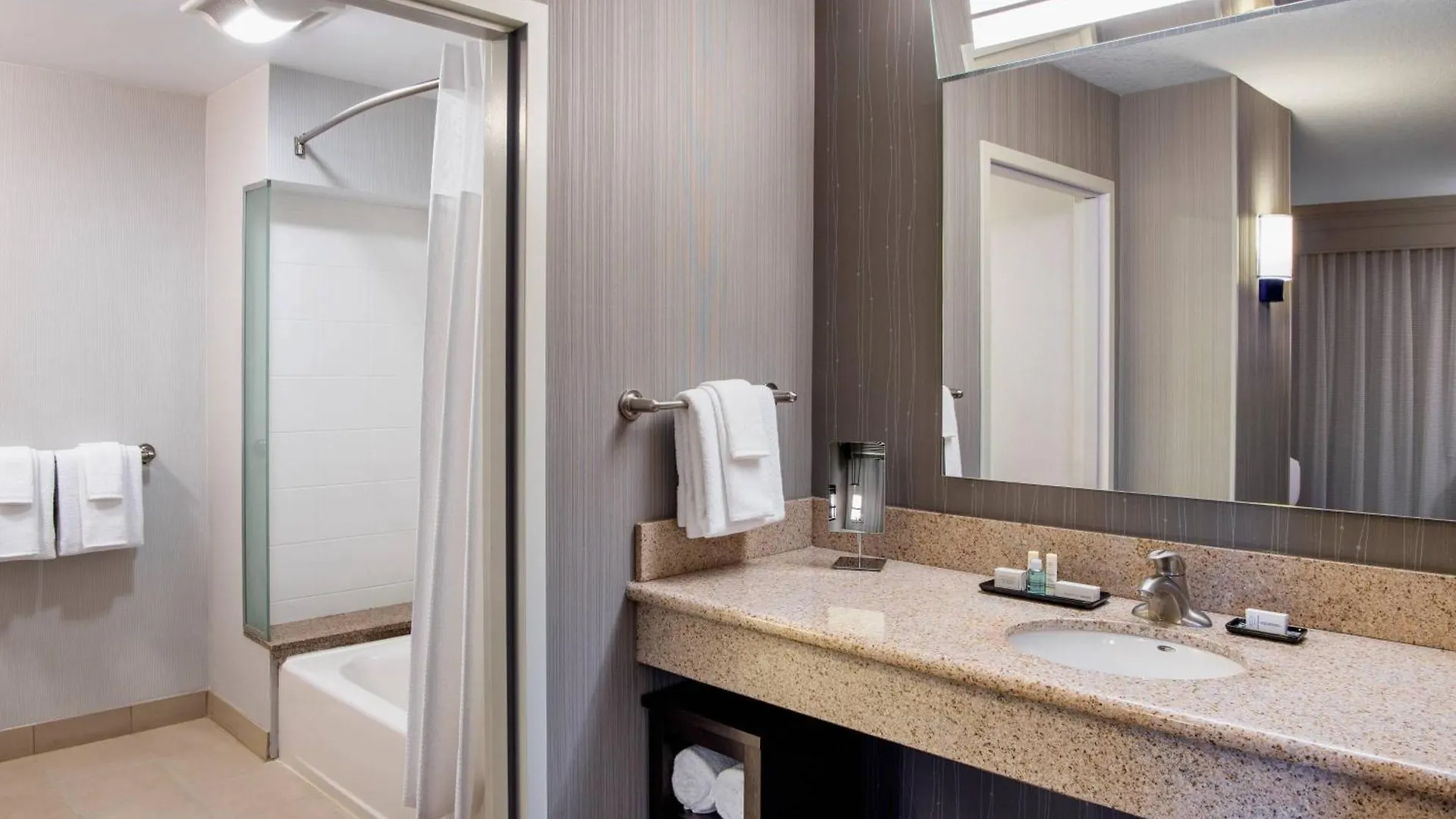 Courtyard By Marriott Edmonton West Hotel